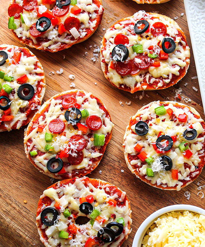 mini pizzas with cheese